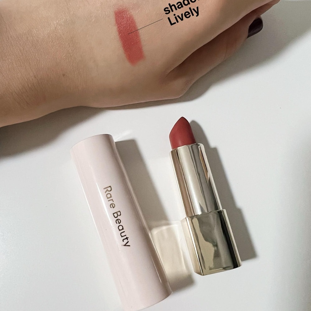 Rare Beauty Creamy Lipstick in Lively